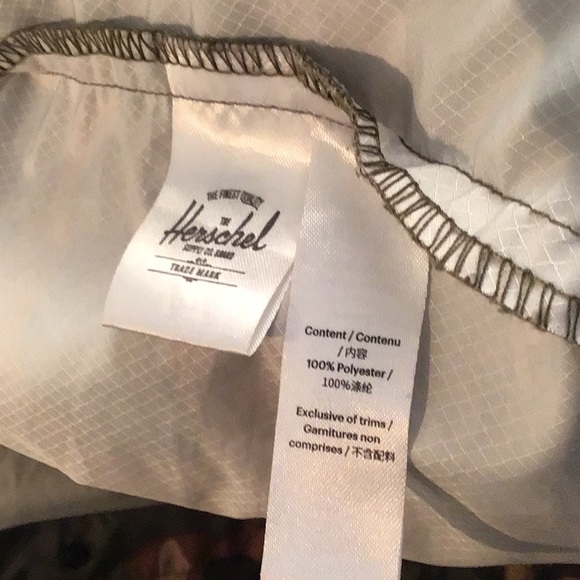 Herschel packable coach windbreaker. Men, size Medium. - Picture 6 of 6